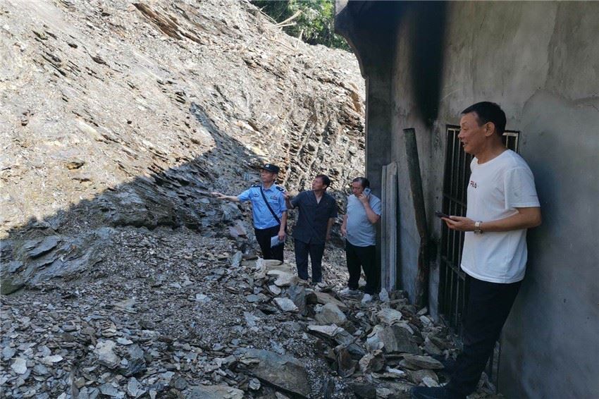 丹江法院入户进行安全隐患排查 (4).jpg