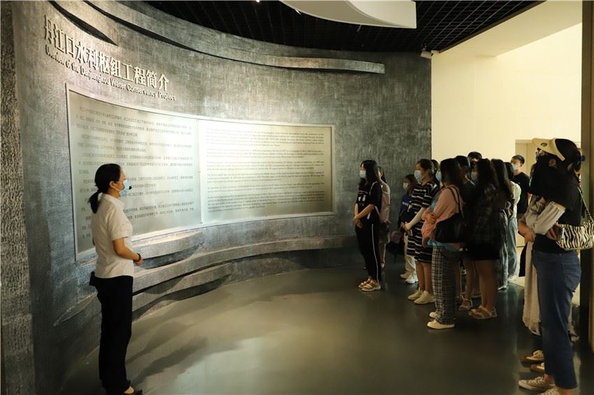 参观展览馆.jpg