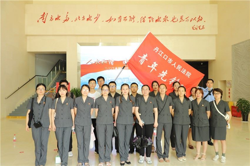 展览馆合照.jpg