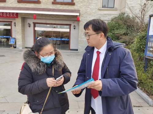 向游客宣讲生态环境保护法律知识_副本.jpg 向游客宣讲生态环境保护法律知识_副本.jpg
