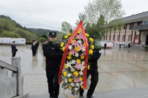 法警代表敬献花篮_副本.jpg 法警代表敬献花篮_副本.jpg