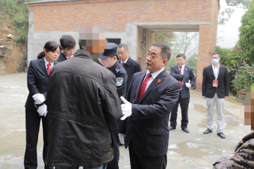 上门找到被执行人并出示搜查令_副本.jpg 上门找到被执行人并出示搜查令_副本.jpg