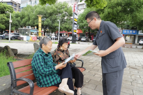 向群众发放环保相关法律手册 (2)_副本.jpg 向群众发放环保相关法律手册 (2)_副本.jpg
