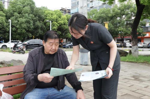 向群众发放环保相关法律手册_副本.jpg 向群众发放环保相关法律手册_副本.jpg