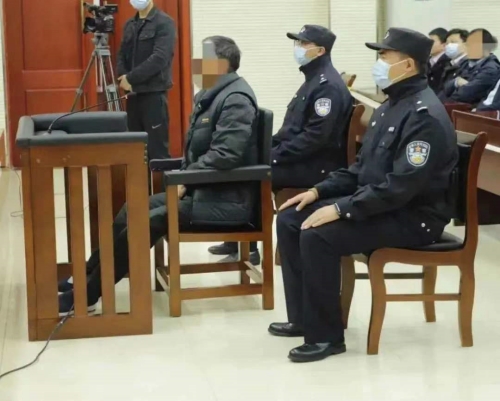 被告人陈述时照片_副本.jpg 被告人陈述时照片_副本.jpg