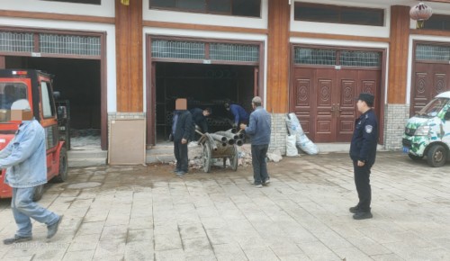 执行干警联合申请执行人找来工人腾退房屋_副本.jpg