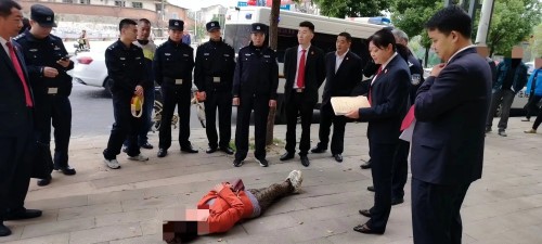 被执行人情绪激动,不听劝阻躺在地上撒泼打滚大喊大叫_副本.jpg