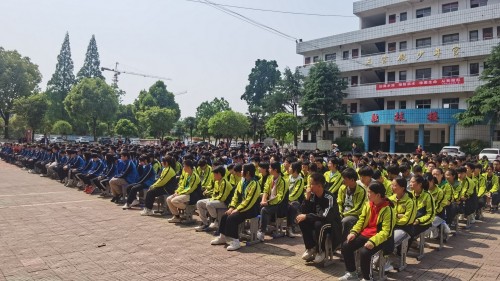 5月21日,法治副校长陈勇在三官殿九年一贯制学校开展法治教育专题讲座。 (2)_副本.jpg 5月21日,法治副校长陈勇在三官殿九年一贯制学校开展法治教育专题讲座。 (2)_副本.jpg
