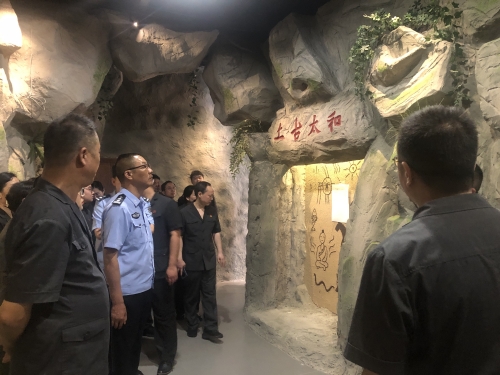 参观丹江口市官山镇吕家河村红色革命教育基地 (2)_副本.jpg 参观丹江口市官山镇吕家河村红色革命教育基地 (2)_副本.jpg