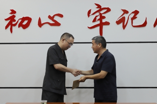 丹江口法院慰问困难党员_副本.jpg 丹江口法院慰问困难党员_副本.jpg