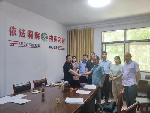 现场签订调解书_副本.jpg 现场签订调解书_副本.jpg