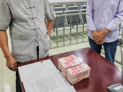 被告人当场向被害人赔偿了现金15万元,被害人对被告人的行为表示谅解,并自愿出具了谅解书。_副本.jpg 被告人当场向被害人赔偿了现金15万元,被害人对被告人的行为表示谅解,并自愿出具了谅解书。_副本.jpg
