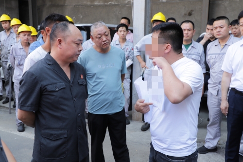 执行干警对其依法采取强制执行措施 (2)_副本.jpg