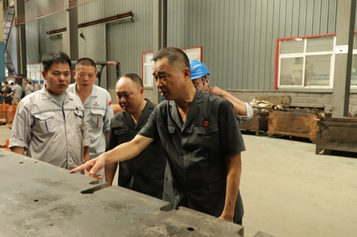 法院干警配合十堰市公证处执法人员对案件诉争的22套模具一一进行检查、登记并装车运走 (2)_副本.jpg 法院干警配合十堰市公证处执法人员对案件诉争的22套模具一一进行检查、登记并装车运走 (2)_副本.jpg