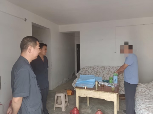 执行干警每到一户,都向被执行人阐明严明立场 (4)_副本.jpg