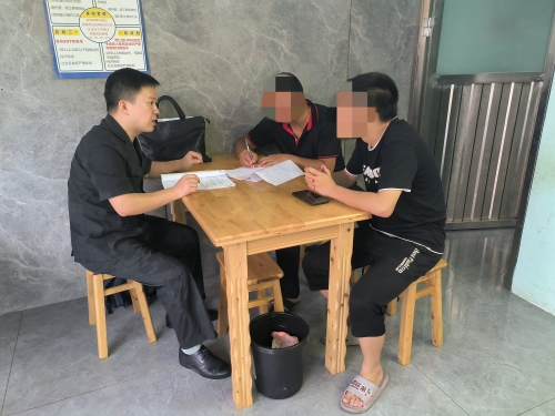 承办法官将曹某父亲及曹某约到浪河法庭_副本.jpg 承办法官将曹某父亲及曹某约到浪河法庭_副本.jpg