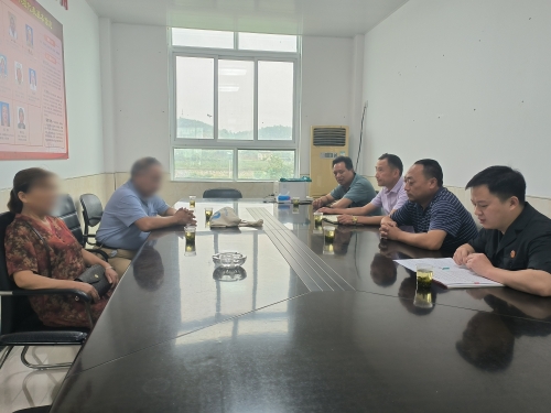 承办法官果断把双方叫到村委会调解 (2)_副本.jpg 承办法官果断把双方叫到村委会调解 (2)_副本.jpg
