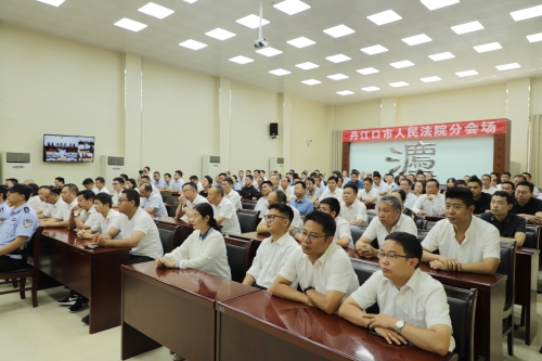 120余名党员干部旁听了庭审_副本.jpg 120余名党员干部旁听了庭审_副本.jpg