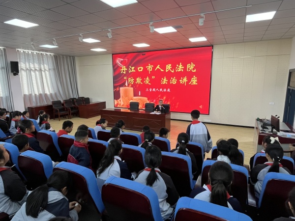 法官助理刘梦如和同学们互动交流_副本.jpg 法官助理刘梦如和同学们互动交流_副本.jpg