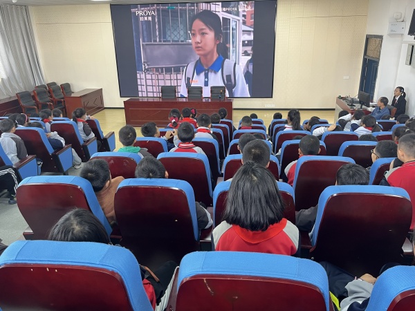 为同学们播放放欺凌宣传片_副本.jpg 为同学们播放放欺凌宣传片_副本.jpg