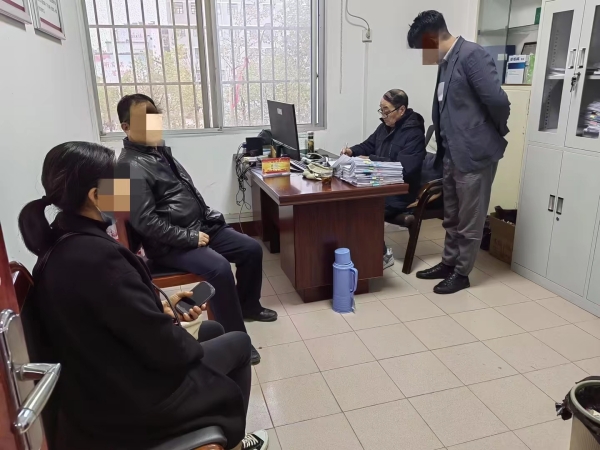 法官、医调委调解员对医患双方进行调解_副本.jpg 法官、医调委调解员对医患双方进行调解_副本.jpg