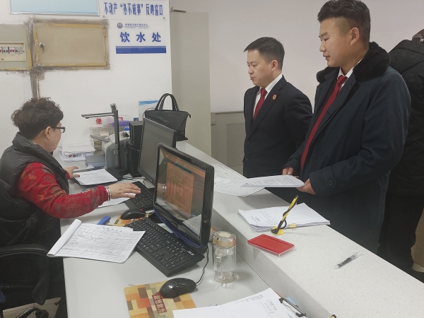 法庭干警进行查封3_副本.jpg