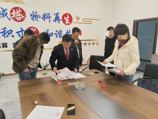法庭干警和被告协商_副本.jpg 法庭干警和被告协商_副本.jpg