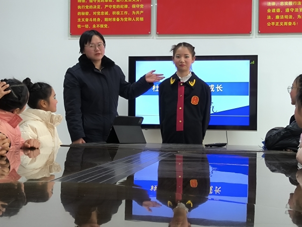 帮孩子穿上法袍_副本.jpg 帮孩子穿上法袍_副本.jpg