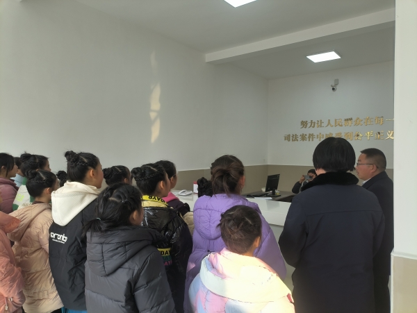 参观法庭1_副本.jpg
