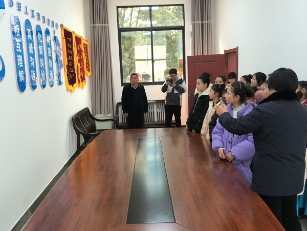 参观法庭2_副本.jpg