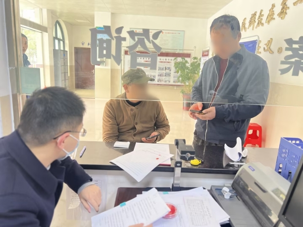 立案庭值班干警当场为纠纷双方进行调解_副本.jpg 立案庭值班干警当场为纠纷双方进行调解_副本.jpg