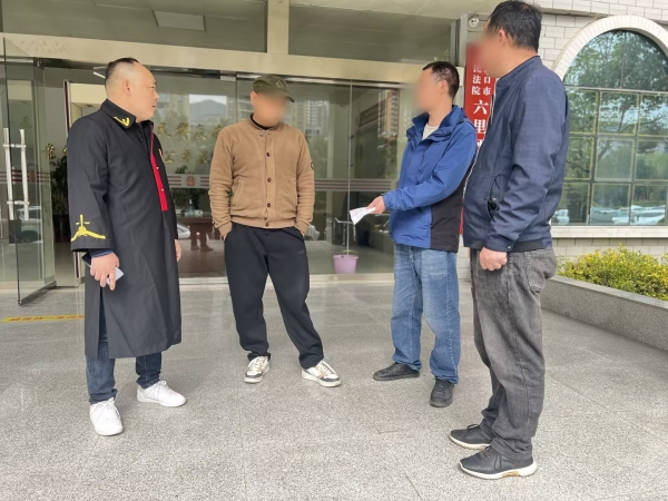 旁观当事人“有样学样”在法官的见证下与欠薪方达成书面协议_副本.jpg 旁观当事人“有样学样”在法官的见证下与欠薪方达成书面协议_副本.jpg