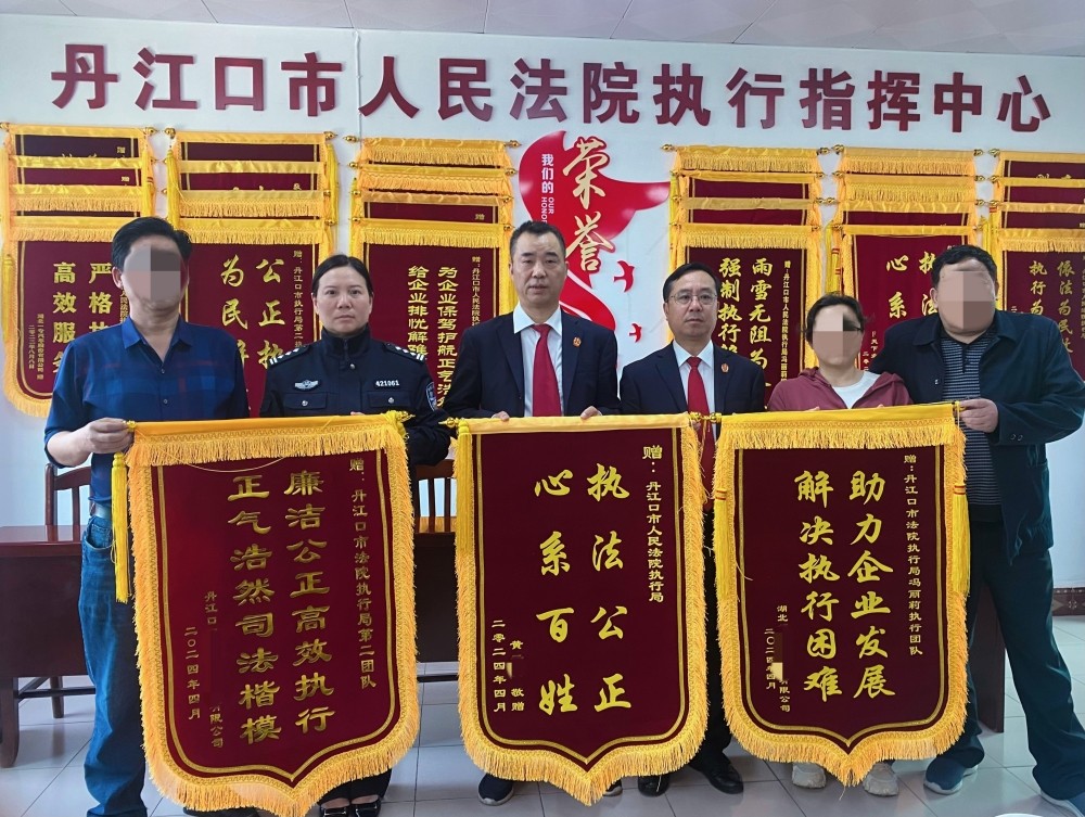 赠送锦旗_副本.jpg 赠送锦旗_副本.jpg