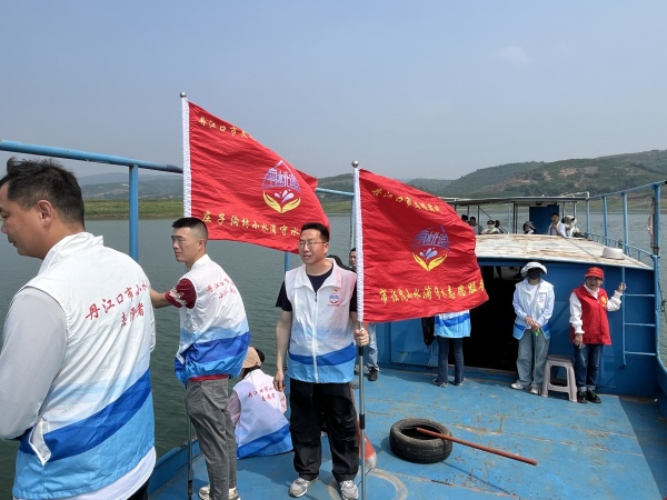志愿者沿库岸线仔细察看河岸环境卫生、河道保护治理等情况_副本.jpg 志愿者沿库岸线仔细察看河岸环境卫生、河道保护治理等情况_副本.jpg