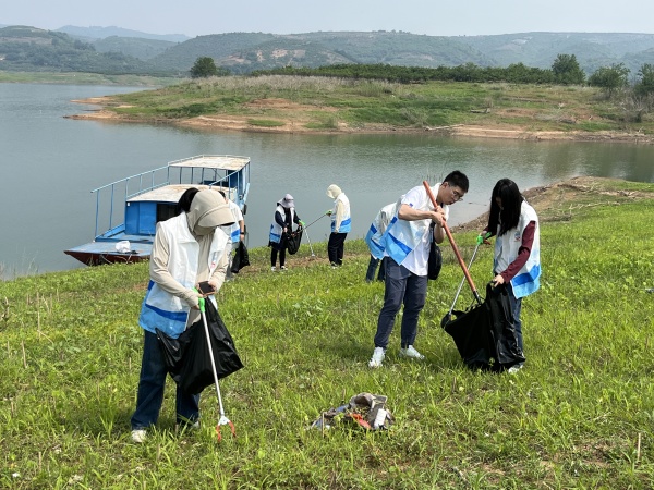 志愿者清理河道周边垃圾1_副本.jpg 志愿者清理河道周边垃圾1_副本.jpg