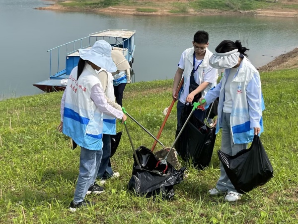 志愿者清理河道周边垃圾3_副本.jpg