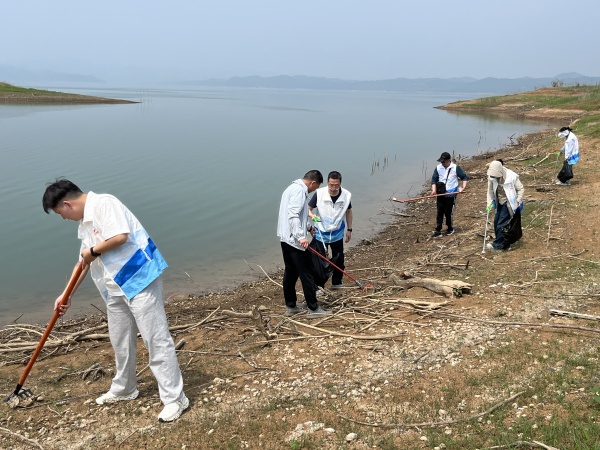 志愿者清理河道周边垃圾4_副本.jpg