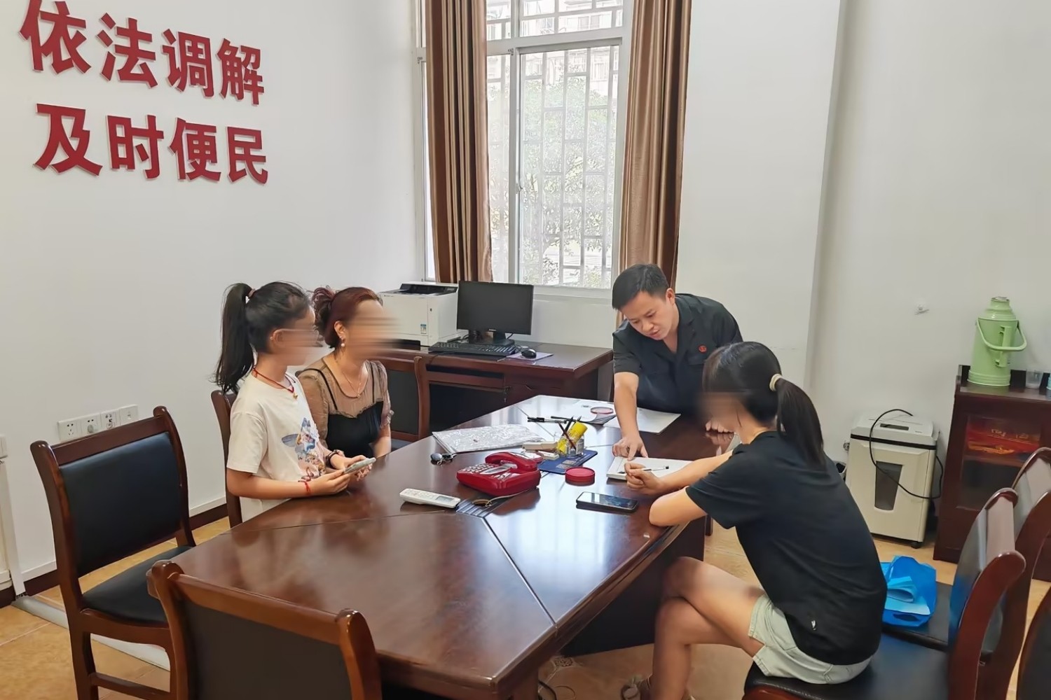 调解现场.jpg 调解现场.jpg