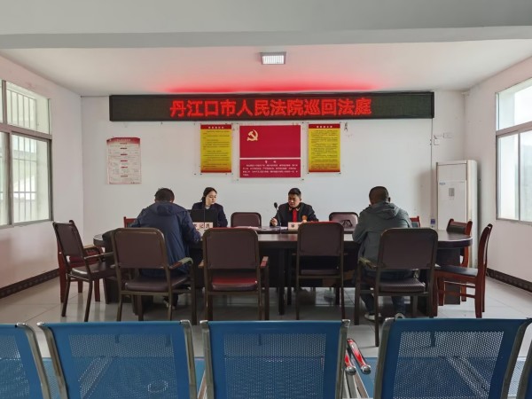 承办法官将法庭开进当事人所在的村委会,就地开展巡回审理。_副本.jpg 承办法官将法庭开进当事人所在的村委会,就地开展巡回审理。_副本.jpg