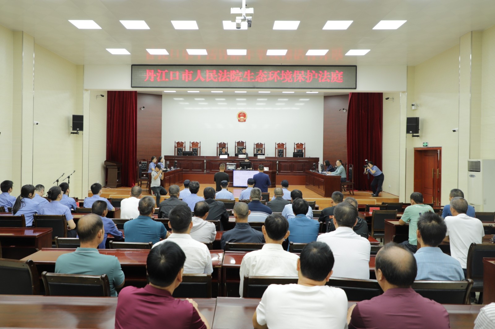 法庭对被告人徐某犯滥伐林木罪、盗伐林木罪,被告人张某犯非法收购滥伐的林木罪一案作出公开宣判。 (2).jpg 法庭对被告人徐某犯滥伐林木罪、盗伐林木罪,被告人张某犯非法收购滥伐的林木罪一案作出公开宣判。 (2).jpg
