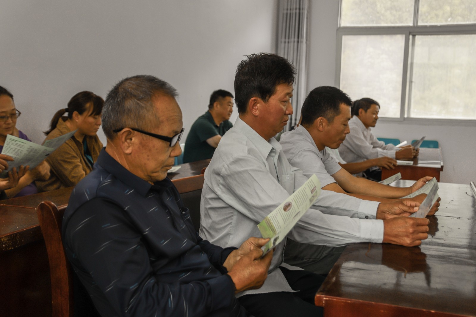 6月4日,丹江口市人民法院生态环境保护法庭在浪河镇钱湾村巡回审理一起公诉机关指控被告人犯非法狩猎案件2_副本.jpg 6月4日,丹江口市人民法院生态环境保护法庭在浪河镇钱湾村巡回审理一起公诉机关指控被告人犯非法狩猎案件2_副本.jpg